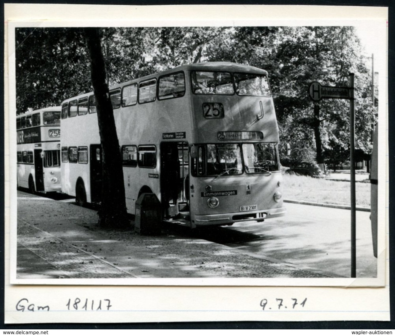 1972/75 BERLIN, 10 verschiedene s/ w.-Fotos der BVG (West) Doppeldecker-Omnibusse (meist Format 7 x 10,5 cm) mit Getränk