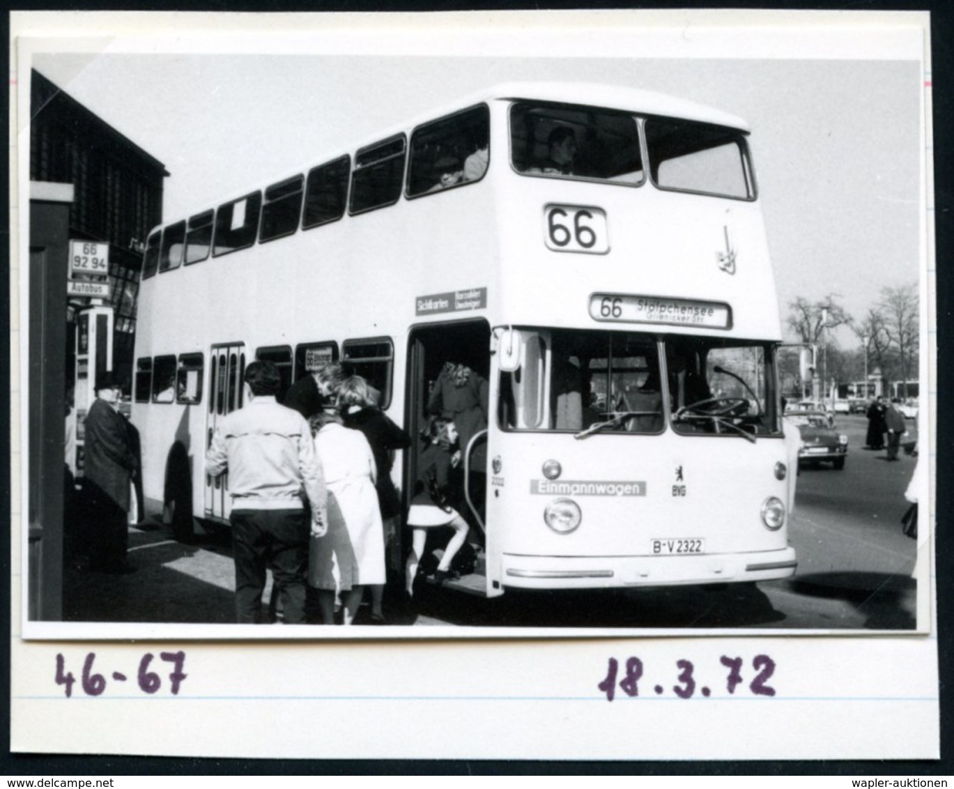 1972/75 BERLIN, 10 verschiedene s/ w.-Fotos der BVG (West) Doppeldecker-Omnibusse (meist Format 7 x 10,5 cm) mit Getränk