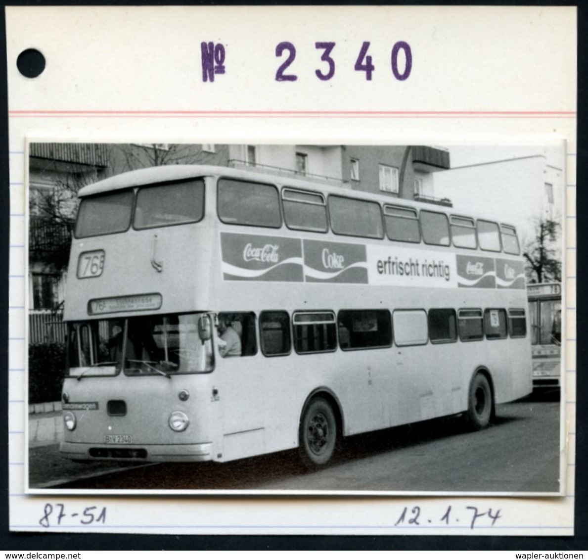 1972/75 BERLIN, 10 verschiedene s/ w.-Fotos der BVG (West) Doppeldecker-Omnibusse (meist Format 7 x 10,5 cm) mit Getränk