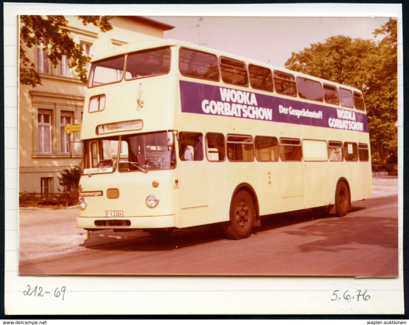 1973/75 BERLIN, 7 verschiedene s/ w.-Fotos der BVG (West) Doppeldecker-Omnibusse (meist Format 9 x 13 cm) mit Alkohol-We
