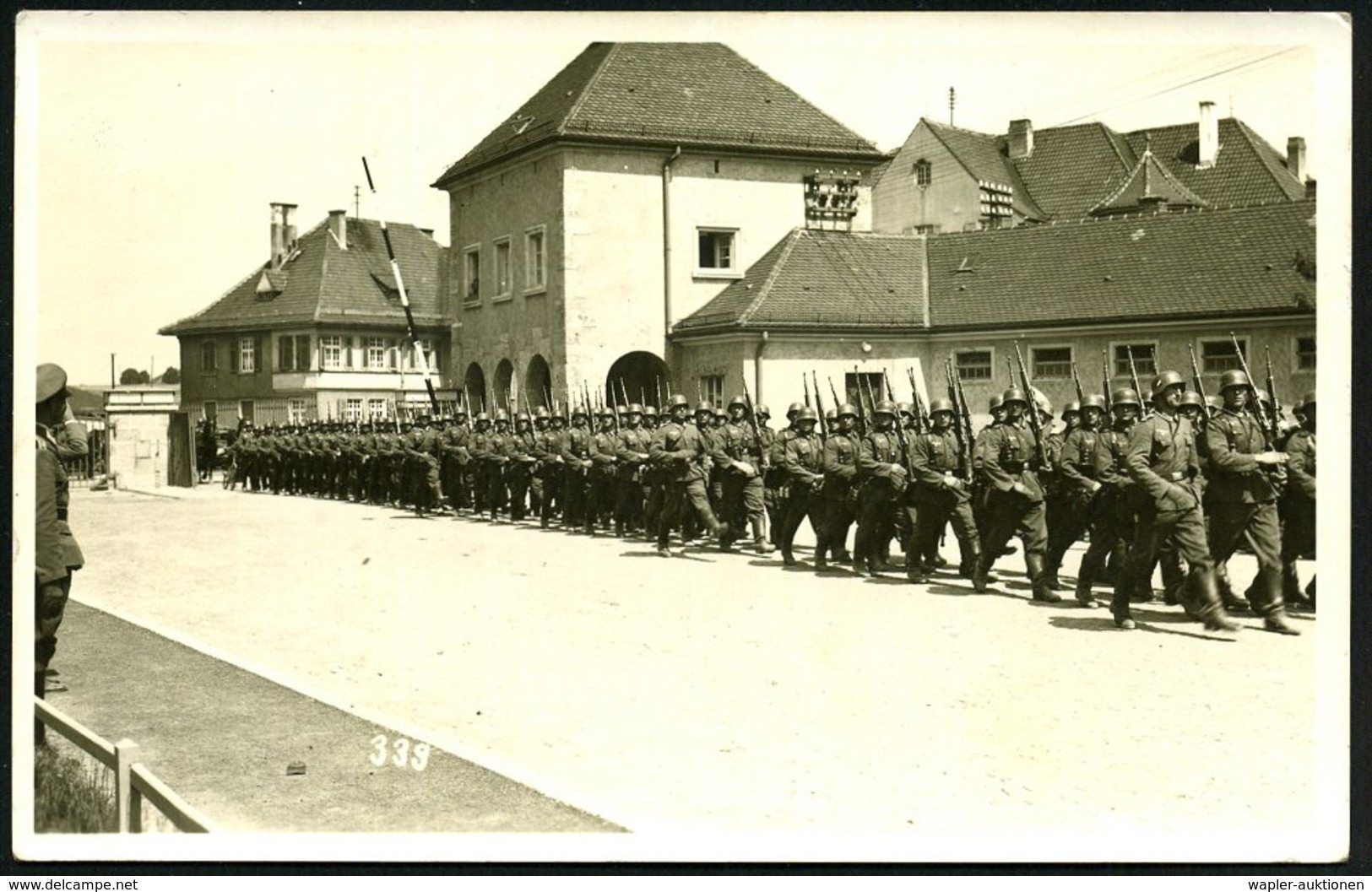 1939 (29.7.) Hammelburg (Truppenübungsplatz), S/ W.-Foto-Ak.: Truppenparade Am Portal, Rs. Maschinenbeschrifteter Passen - Sonstige & Ohne Zuordnung