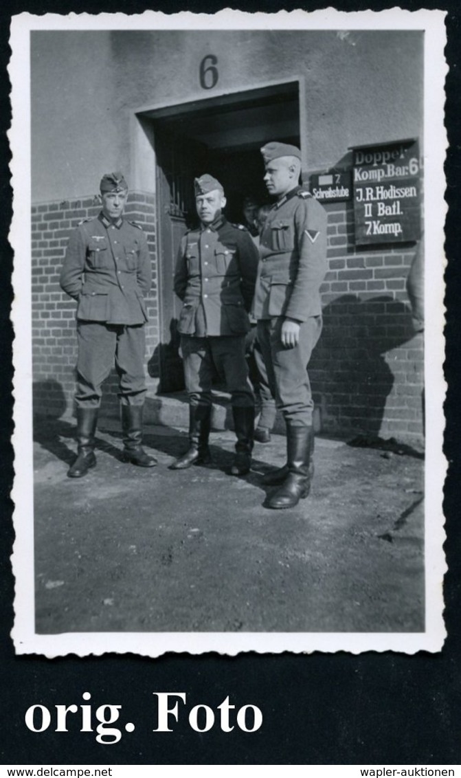 1940 (ca.) Nortorf, S/ W.-Foto: 3 Soldaten "J. R. Hodissen" Vor Ihrem Quartier (6 X 9 Cm) - Der 2. Weltkrieg 1939-45 / W - Other & Unclassified