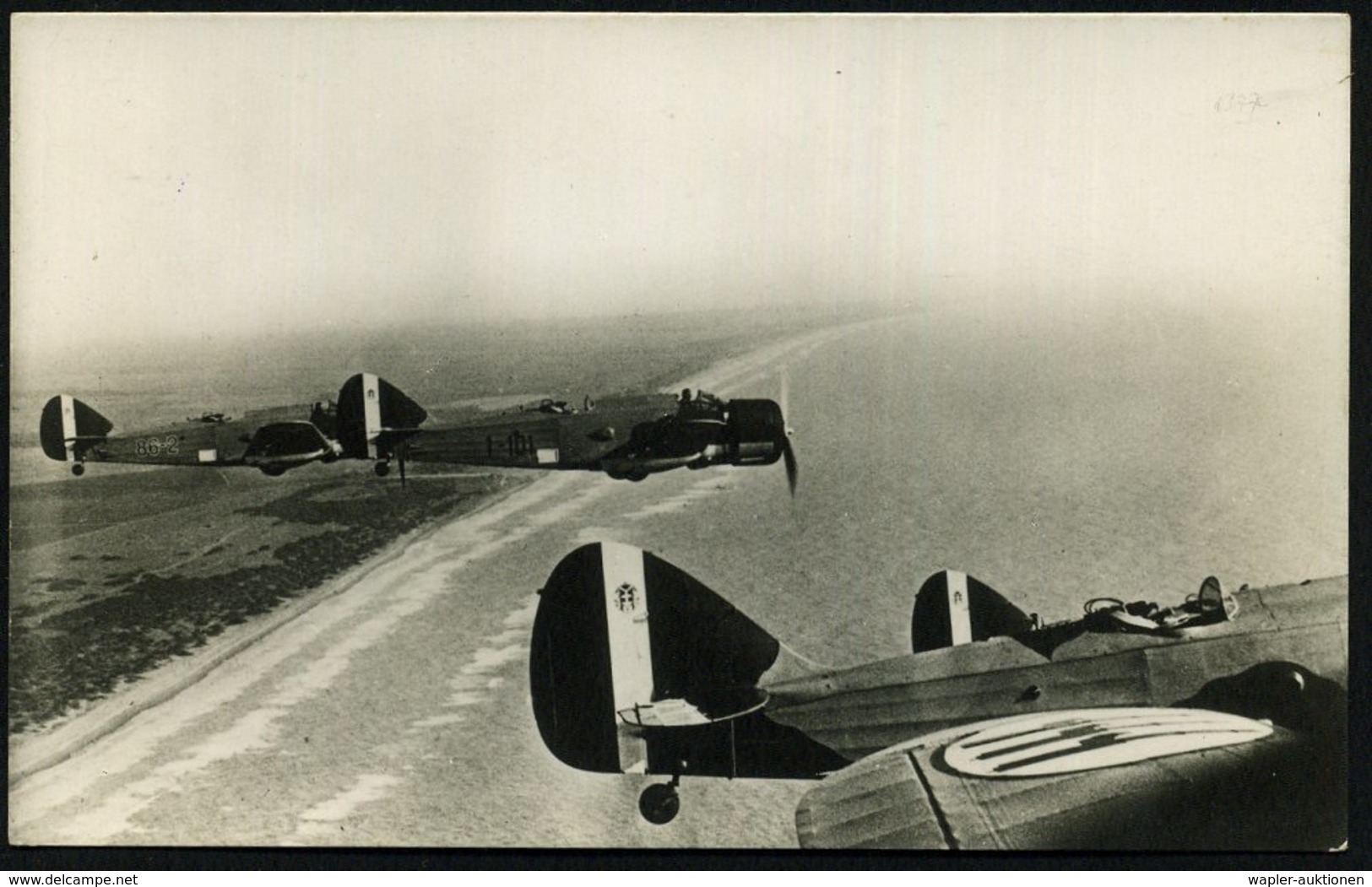 1939 (ca.) NIEDERLANDE /  ITALIEN, Niederländische S/ W.-Foto-Ak.: Ital. Staffel Bomber Breda "Ba 65", Ungebr. (Verlag S - Other & Unclassified