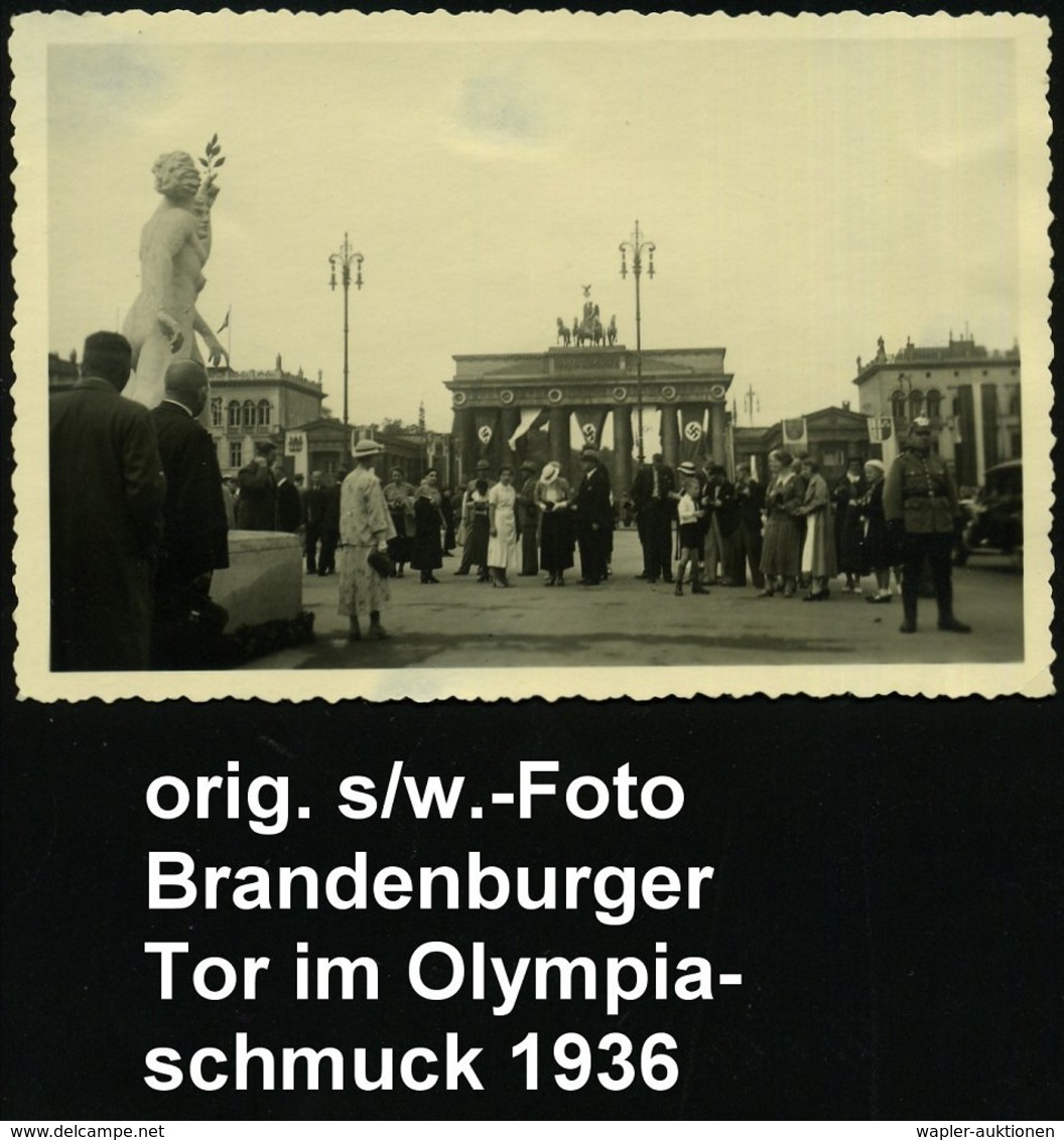 1936 Berlin, 2 Orig. S/ W.-Fotos: Brandenburgewr Tor Im Olympiaschmuck Mit Flaggen (8,8 X 6,2 Cm, Rs. Haftspuren) 2 Bele - Sonstige & Ohne Zuordnung