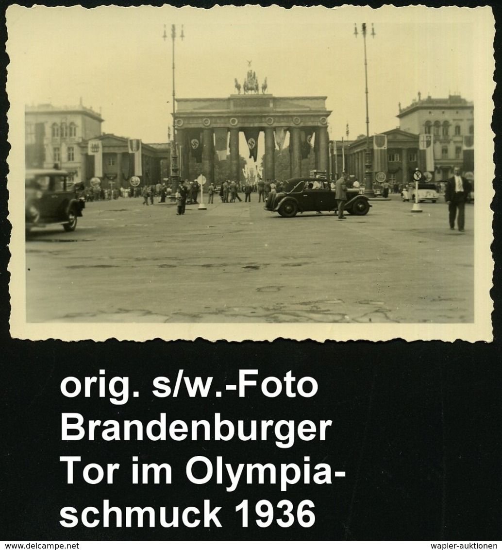 1936 Berlin, 2 Orig. S/ W.-Fotos: Brandenburgewr Tor Im Olympiaschmuck Mit Flaggen (8,8 X 6,2 Cm, Rs. Haftspuren) 2 Bele - Other & Unclassified