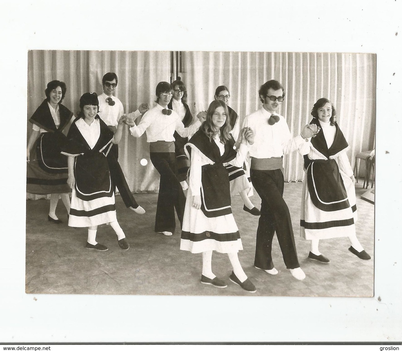 AUCH (GERS) PHOTO DE L'ARC EN CIEL GASCON (M J C D'AUCH) DANSEURS EN COSTUMES LOCAUX - Places