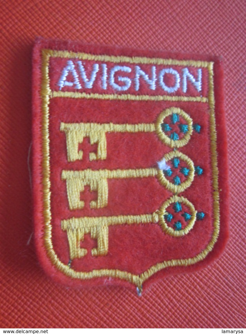 AVIGNON - VAUCLUSE-Écusson Blason Tissu /Feutrine Brodé-Faire Défiler Images Écussons-Blasons Crest Coat Of Arms - Patches