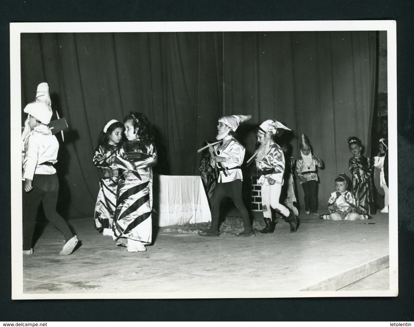 #14-PHOTO ORIGINALE (11X16 OU 12X17) DE SPECTACLE DE FIN D'ANNÉE DANS UNE ÉCOLE AU MAROC (ANNÉE ENV. 1950) - Altri & Non Classificati