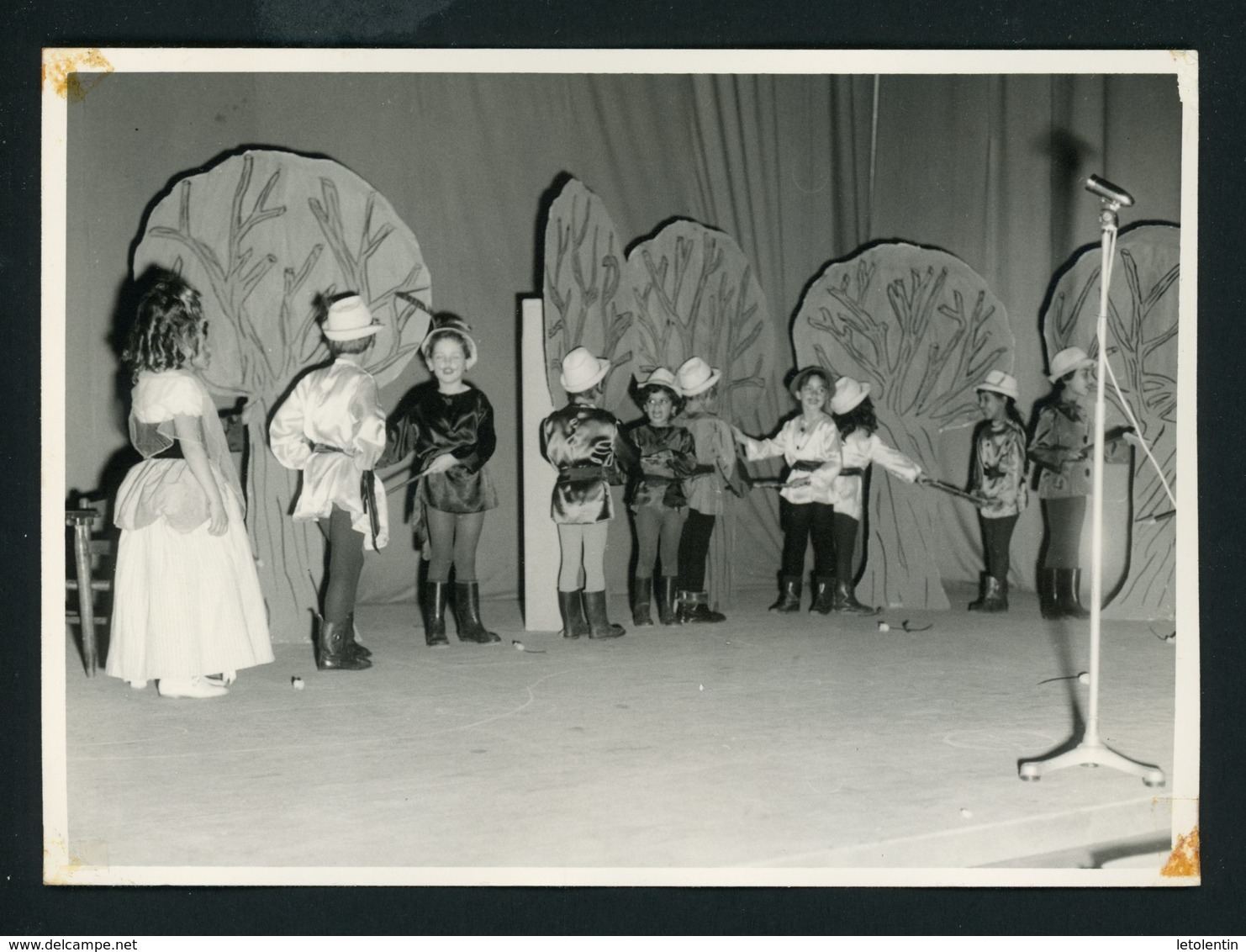 #26-PHOTO ORIGINALE (11X16 OU 12X17) DE SPECTACLE DE FIN D'ANNÉE DANS UNE ÉCOLE AU MAROC (ANNÉE ENV. 1950) PAR UN PHOTOG - Altri & Non Classificati