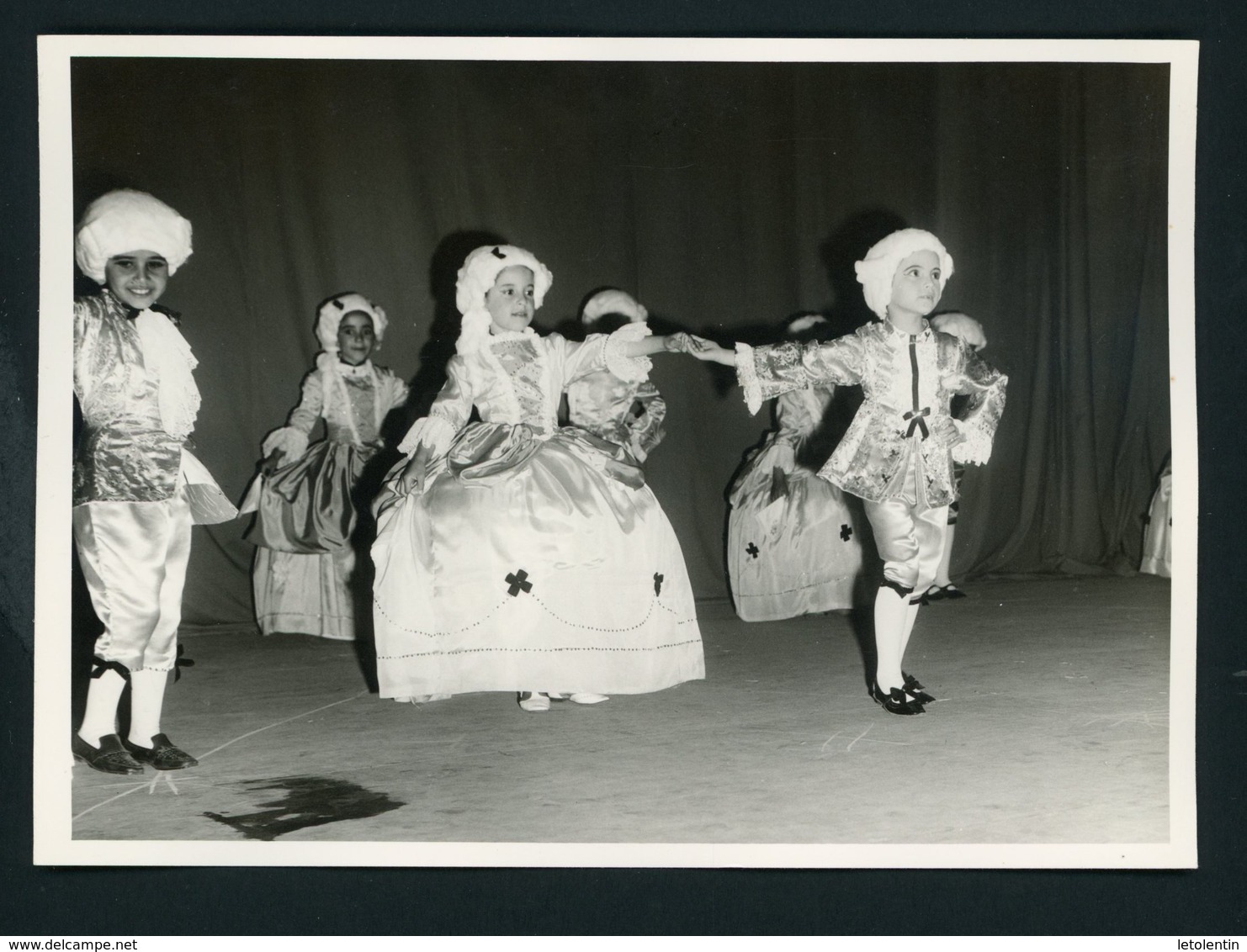 #33-PHOTO ORIGINALE (11X16 OU 12X17) DE SPECTACLE DE FIN D'ANNÉE DANS UNE ÉCOLE AU MAROC (ANNÉE ENV. 1950) - Altri & Non Classificati