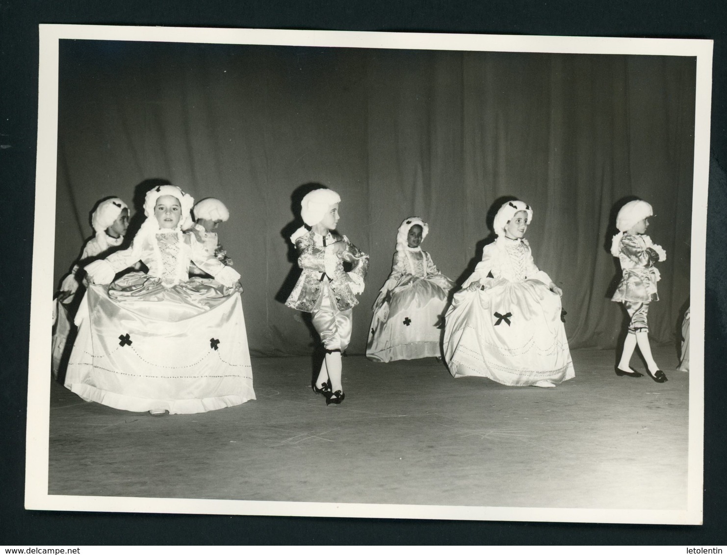 #37-PHOTO ORIGINALE (11X16 OU 12X17) DE SPECTACLE DE FIN D'ANNÉE DANS UNE ÉCOLE AU MAROC (ANNÉE ENV. 1950) - Autres & Non Classés