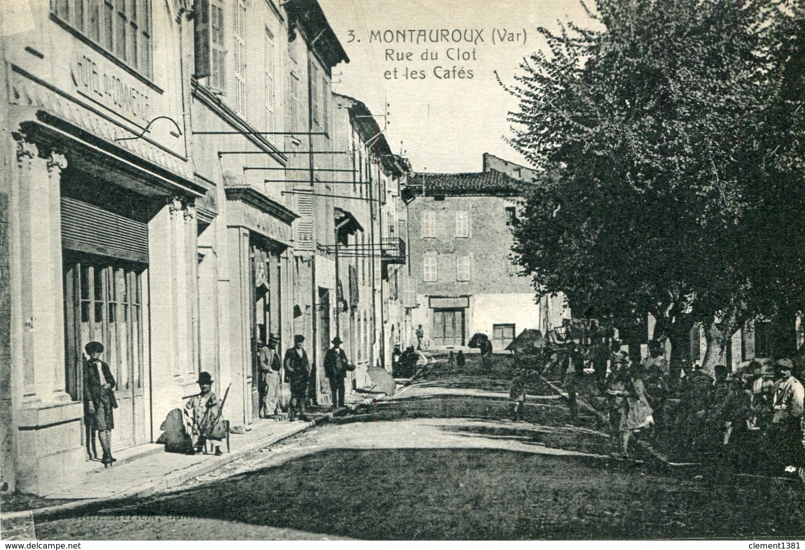 Montauroux Rue Du Clot Et Les Cafes - Montauroux