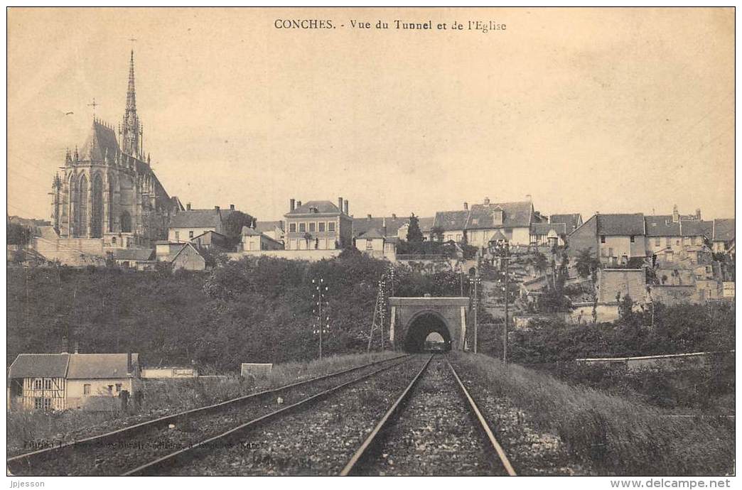 EURE  27  CONCHES   VUE DU TUNNEL ET DE L'EGLISE - Conches-en-Ouche