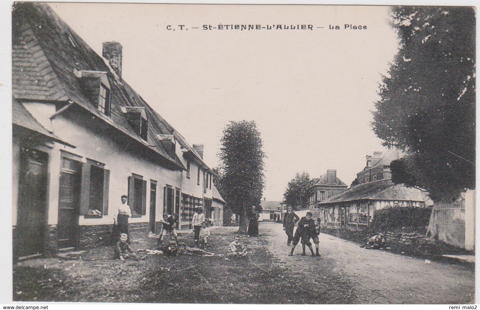 CARTE POSTALE   SAINT ETIENNE L'ALLIER 27  La Place - Andere & Zonder Classificatie