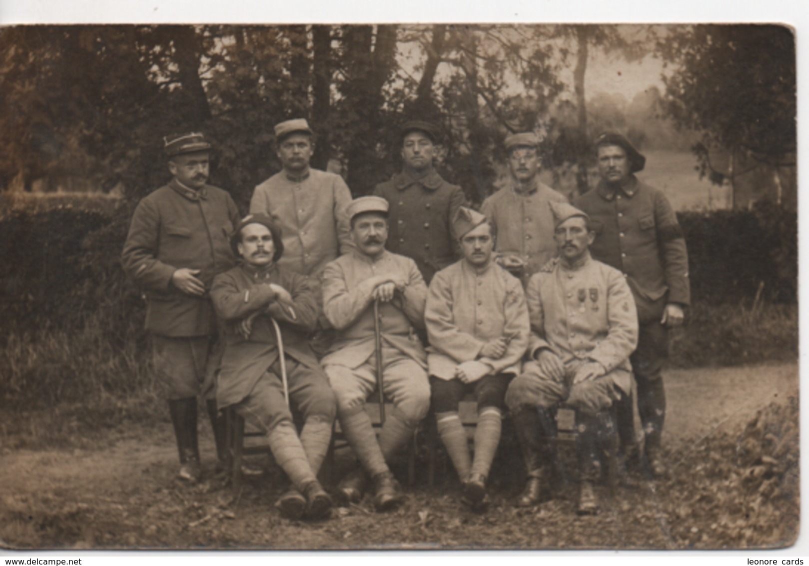 CPA.Photo.Militaire.extérieur.groupe.régiment à Définir.deux Avec Cannes, Un Avec Un Bandage à La Main - Photographs