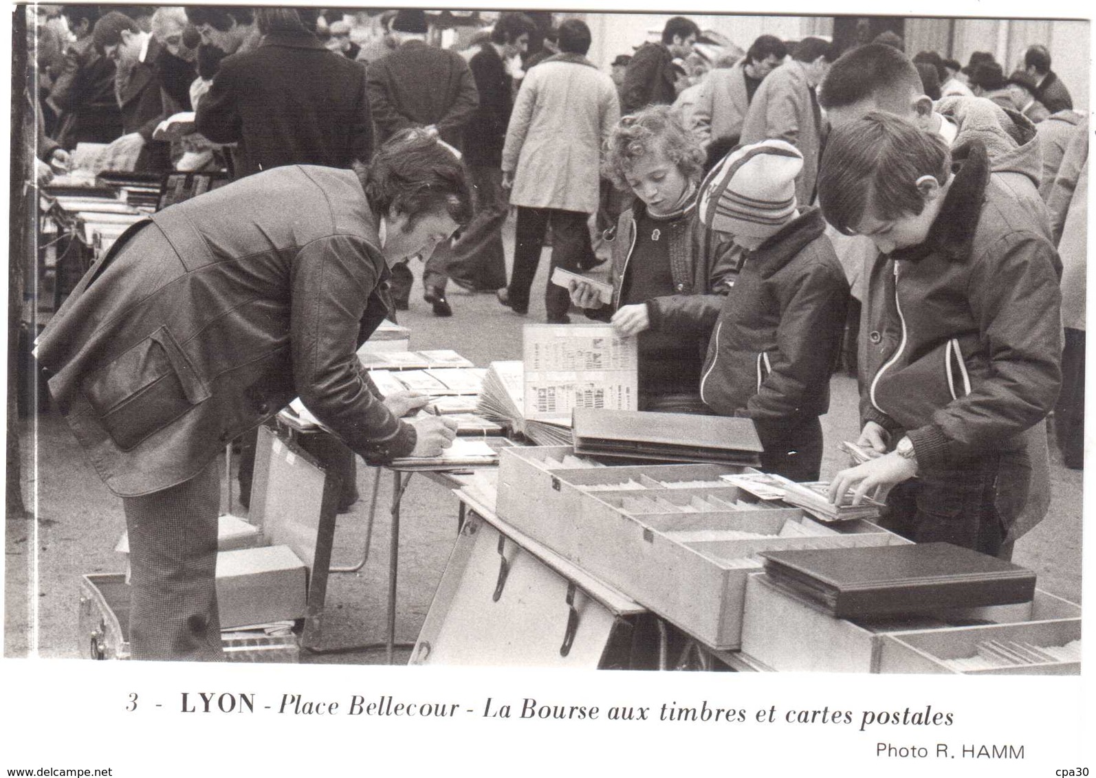 CPSM RHONE.LYON.PLACE BELLECOUR.LA BOURSE AUX TIMBRES ET CARTES POSTALES - Autres & Non Classés