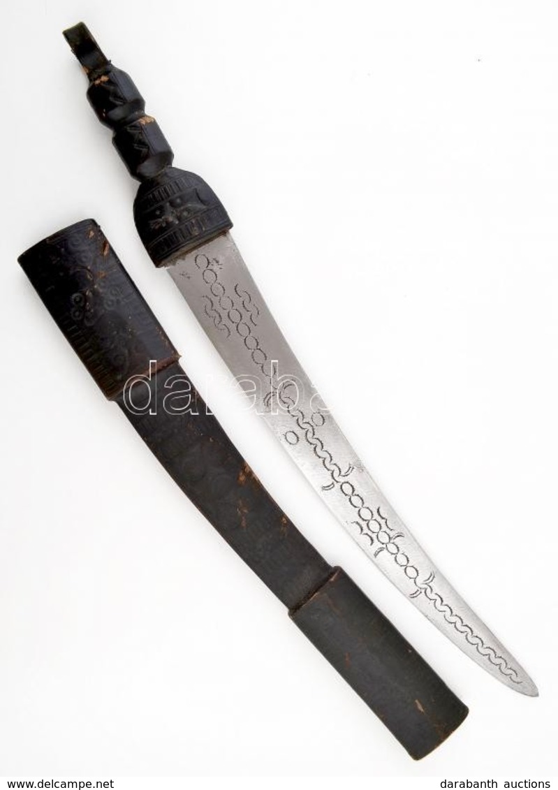 XX. Sz. Eleje: Indiai Díszt?r, Vésett Pengével, Kidolgozott B?r Hüvellyel / Indian Dagger With Elaborated Leather Sheath - Autres & Non Classés