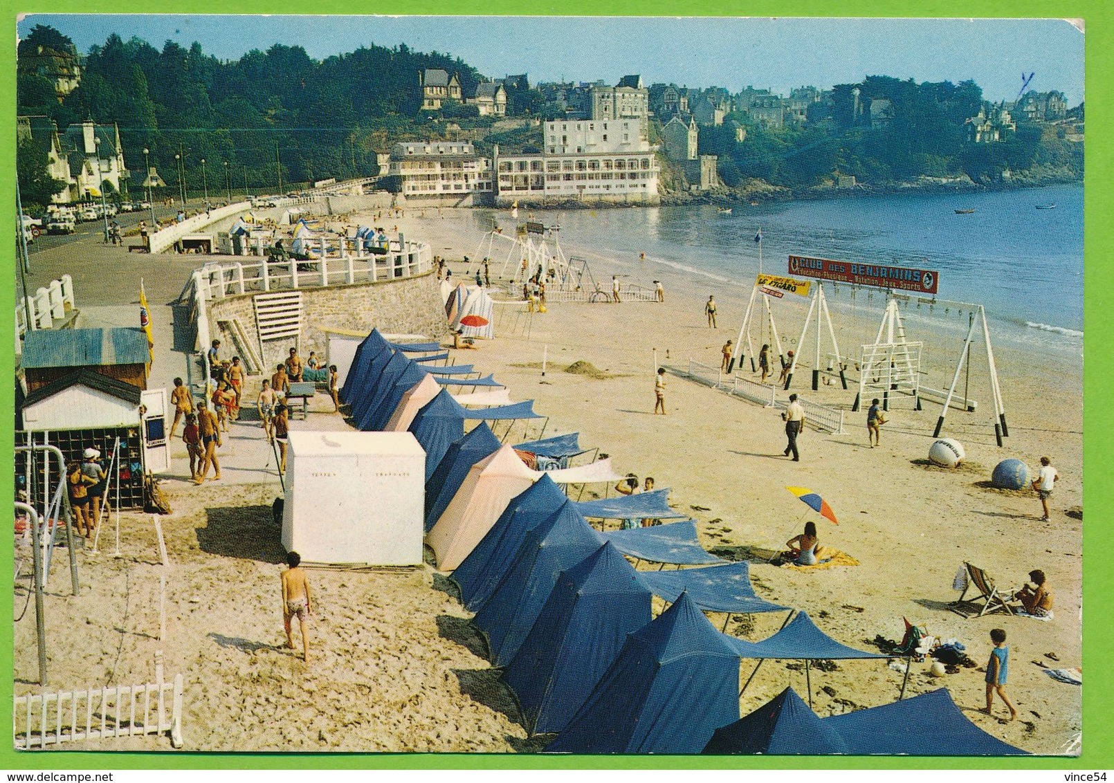 SAINT-CAST - La Plage Club Des Benjamins Mercedes W114 VW 1200 Autos Carte Circulé 1973 - Saint-Cast-le-Guildo