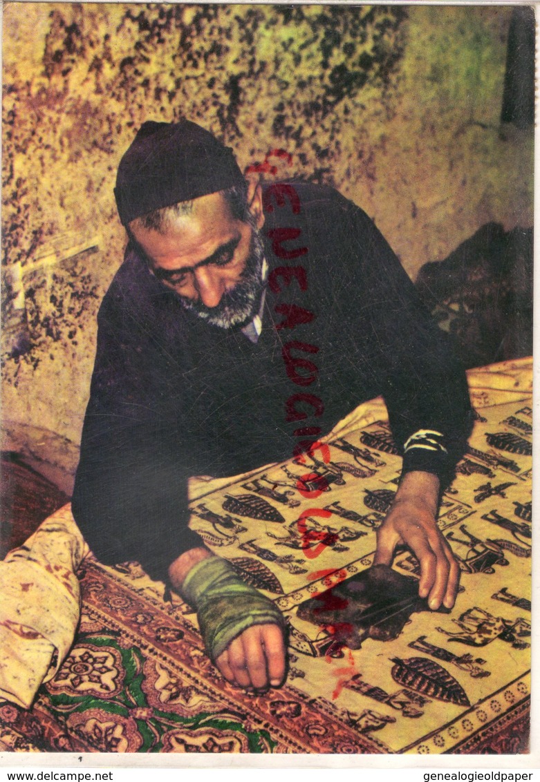 ASIE - IRAN- CRAFTSMAN AT WORK ON A FINE PIECE OF HAND PRINEED CLOTH - KALAMKAR - TAPIS TAPISSIER - Iran