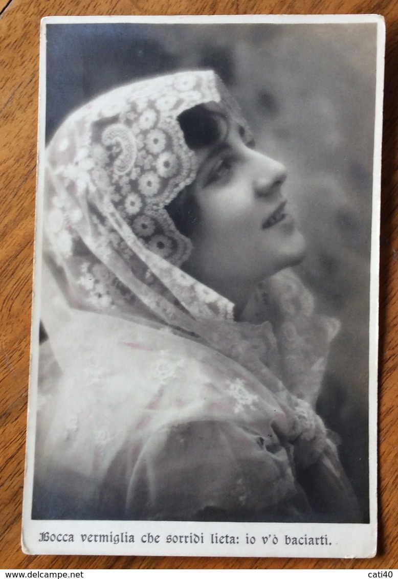 MODA VOLTO DI DONNA CON VELO IN TESTA "bocca Vermiglia Che Sorridi Lieta "  CARTOLINA  FOTO D'EPOCA  BIANCO E NERO - Fotografia