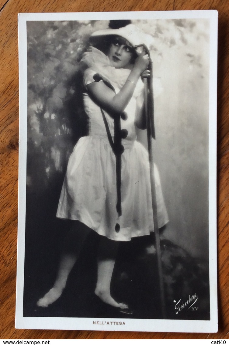 MODA  DONNA  In Abito E Cappello E Lungo Bastone " Nell'attesa"  CARTOLINA  FOTO D'EPOCA  BIANCO E NERO - Fotografia