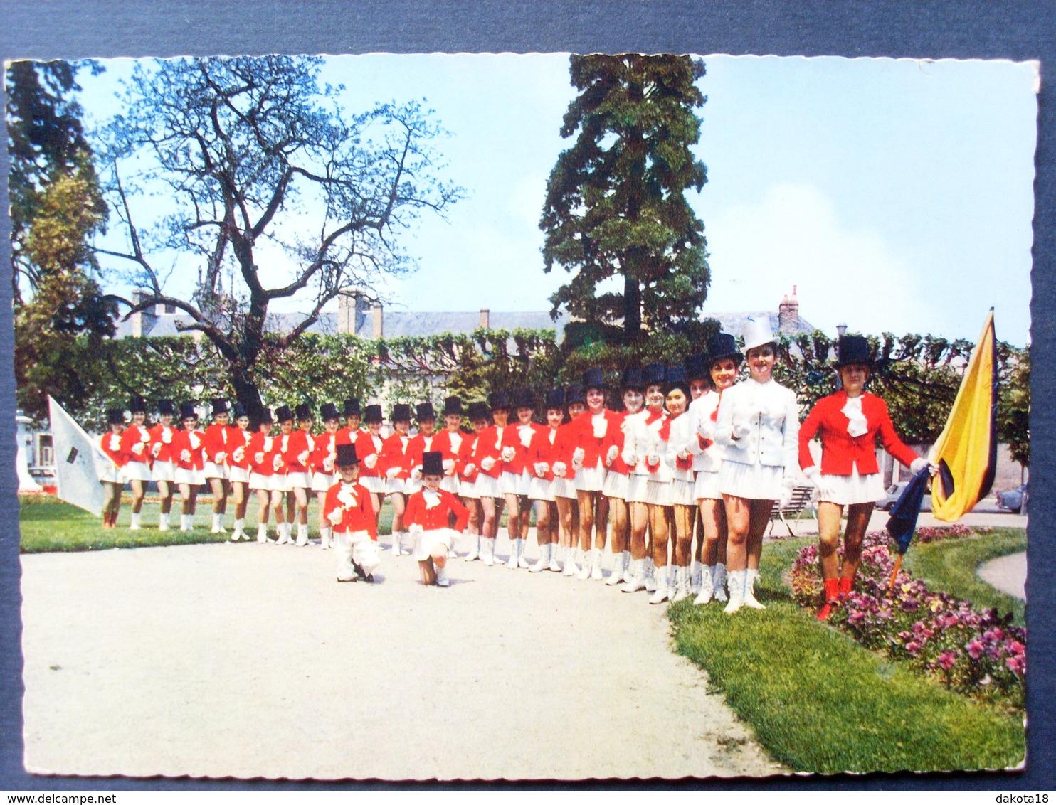 03 ,moulins  ,les Majorettes ..... Non Circulée....cpsm....gf - Moulins