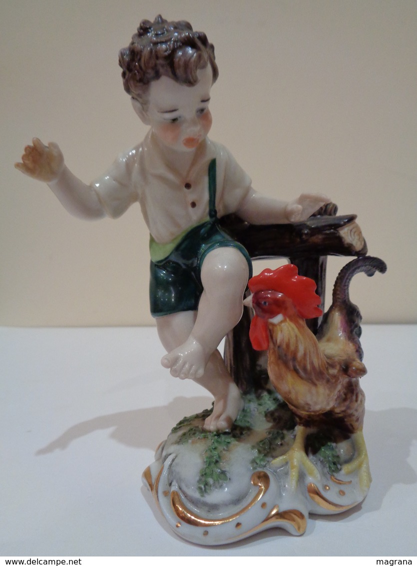 Figura De Porcelana. Chico Asustado Por Un Gallo. Marca En La Base Con Una Corona Y Un Pájaro. - Otros & Sin Clasificación