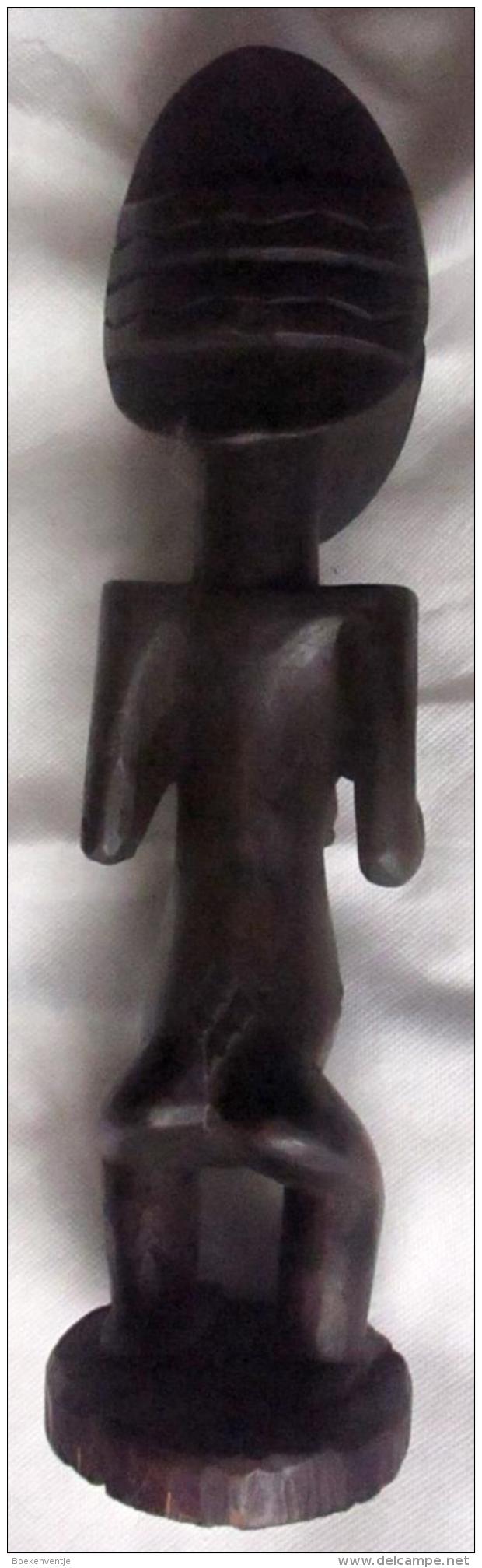 Afrikaans beeldje voorstellende vrouw uit de Luba stam (Congo)