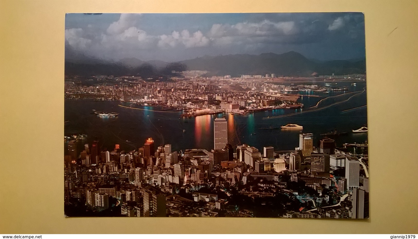 CARTOLINA POSTCARD NUOVA HONG KONG VEDUTA AEREA - Cina (Hong Kong)