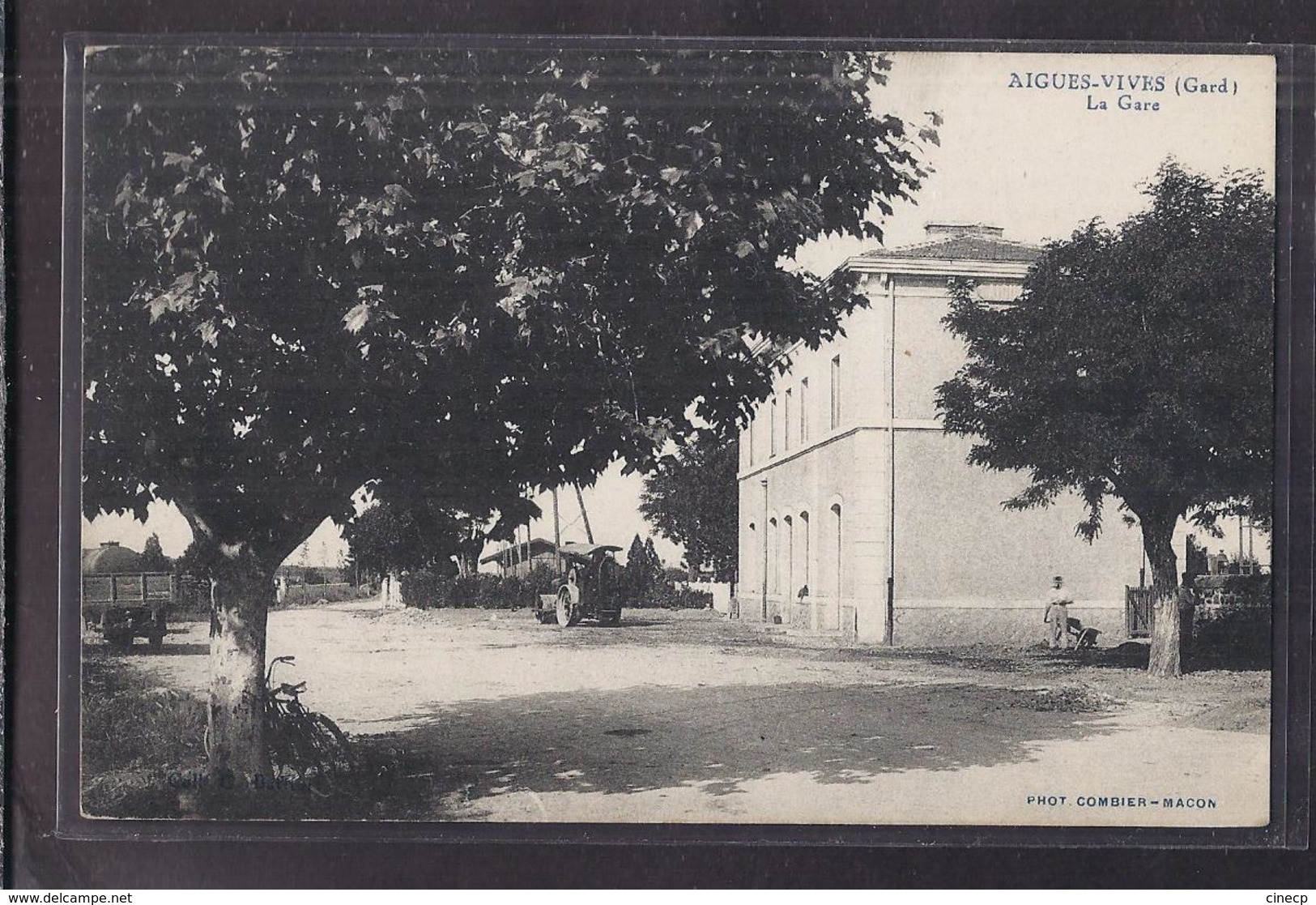 CPA 30 - AIGUES-VIVES - La Gare - TB PLAN EDIFICE Ferroviaire CHEMIN DE FER Animation  + Tracteur - Aigues-Vives