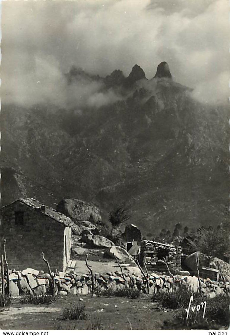 - Dpts Div.-ref-X65- Corse Du Sud - Col De Bavella - Bergerie Et Les 3 Aiguilles - Bergeries - Carte Bon Etat - - Autres & Non Classés