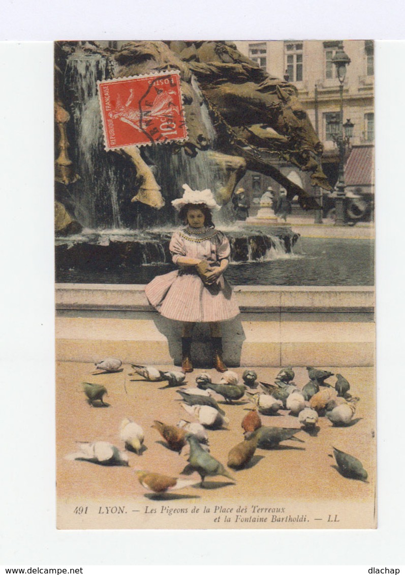 Lyon. Les Pigeons De La Place Des Terreaux. Fillette Avec Chapeau, Bottines. (2906) - Scènes & Paysages