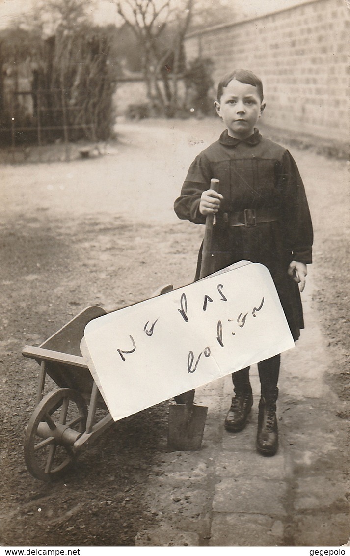 LARDY - L'enfant Pierre Dugeli ??  Qui Pose En 1915    ( Carte Photo ) - Lardy