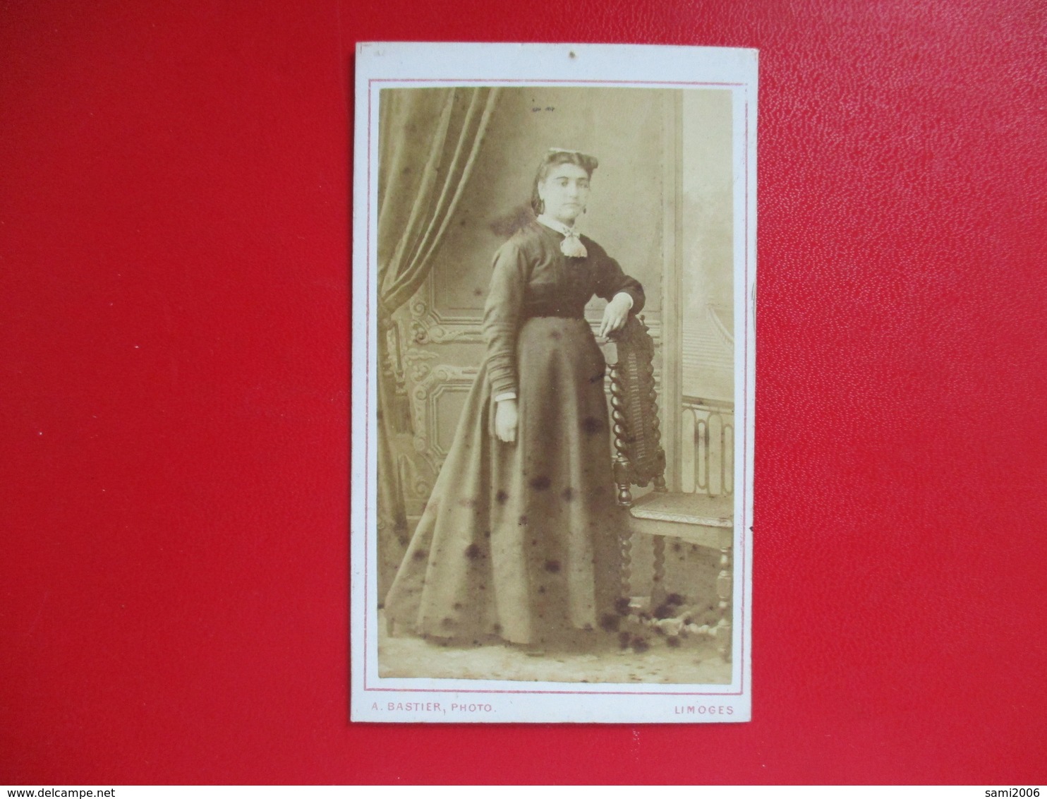 CDV FEMME TENUE EPOQUE PHOTOGRAPHE A.BASTIER LIMOGES - Visitekaartjes