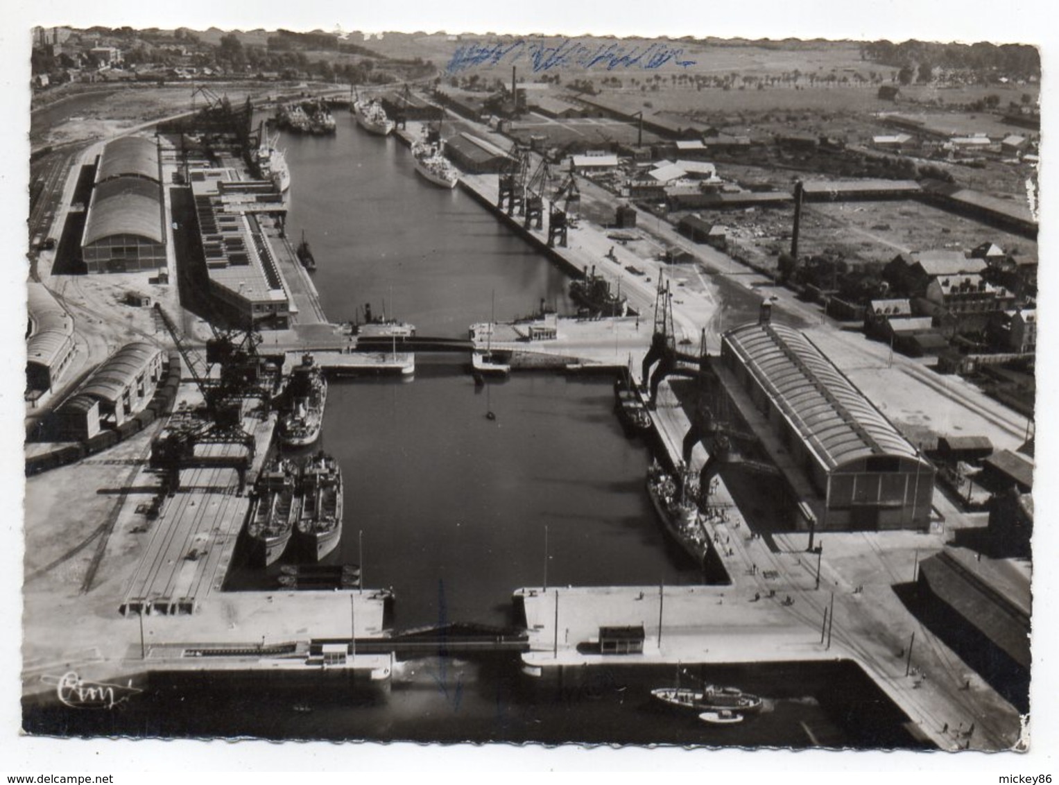 DIEPPE--Vue Aérienne  --Port - Les Bassins  (bateaux ,écluses) - Dieppe