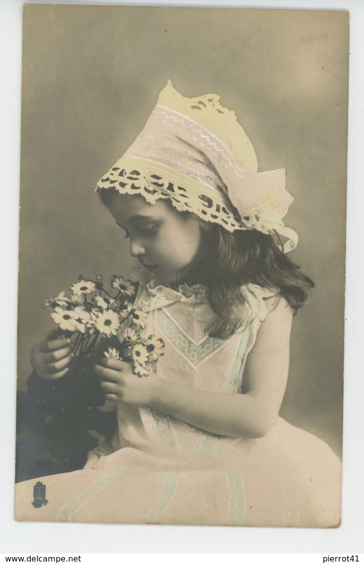 ENFANTS - LITTLE GIRL - MAEDCHEN - Jolie Carte Fantaisie Portrait Fillette Et Fleurs - Portraits