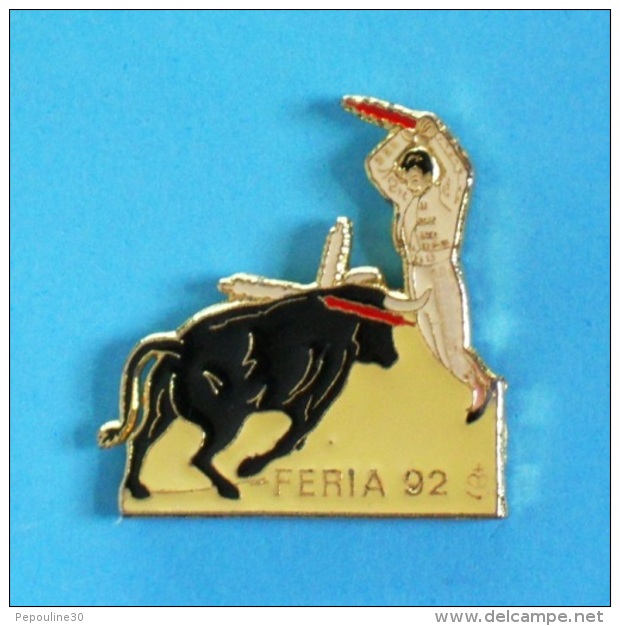 1 PIN'S //  ** PÉONES ** BANDÉRILLÉROS ** FÉRIA 92 ** . (Barillet) - Tauromachie - Corrida