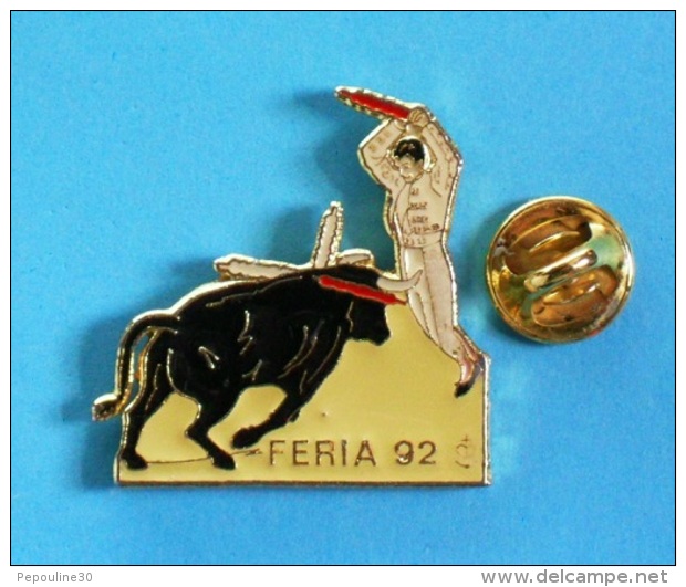 1 PIN'S //  ** PÉONES ** BANDÉRILLÉROS ** FÉRIA 92 ** . (Barillet) - Corrida