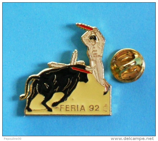 1 PIN'S //  ** PÉONES ** BANDÉRILLÉROS ** FÉRIA 92 ** . (Barillet)