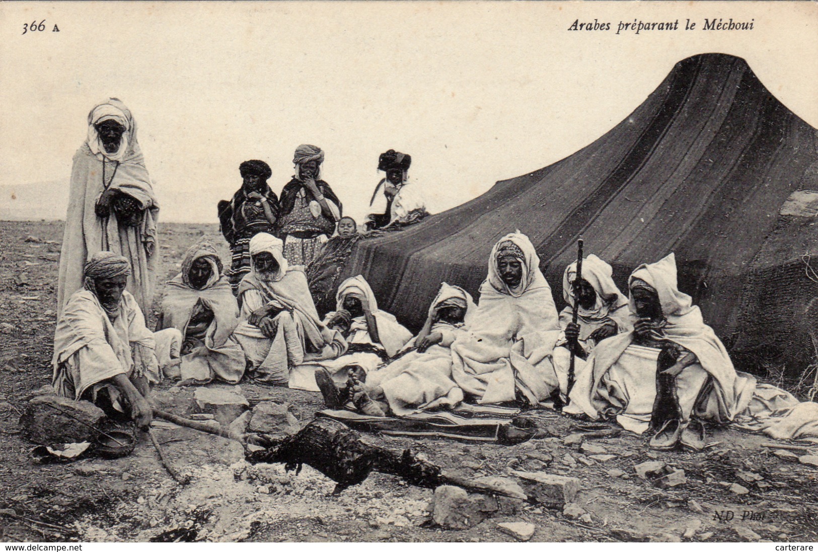 SAUDI ARABIA,ARABIE SAOUDITE,CARTE POSTALE ANCIENNE,CAMP DANS LE DESERT,PAUSE REPAS,GIBIER,HABILLE DE L 'EPOQUE - Saoedi-Arabië