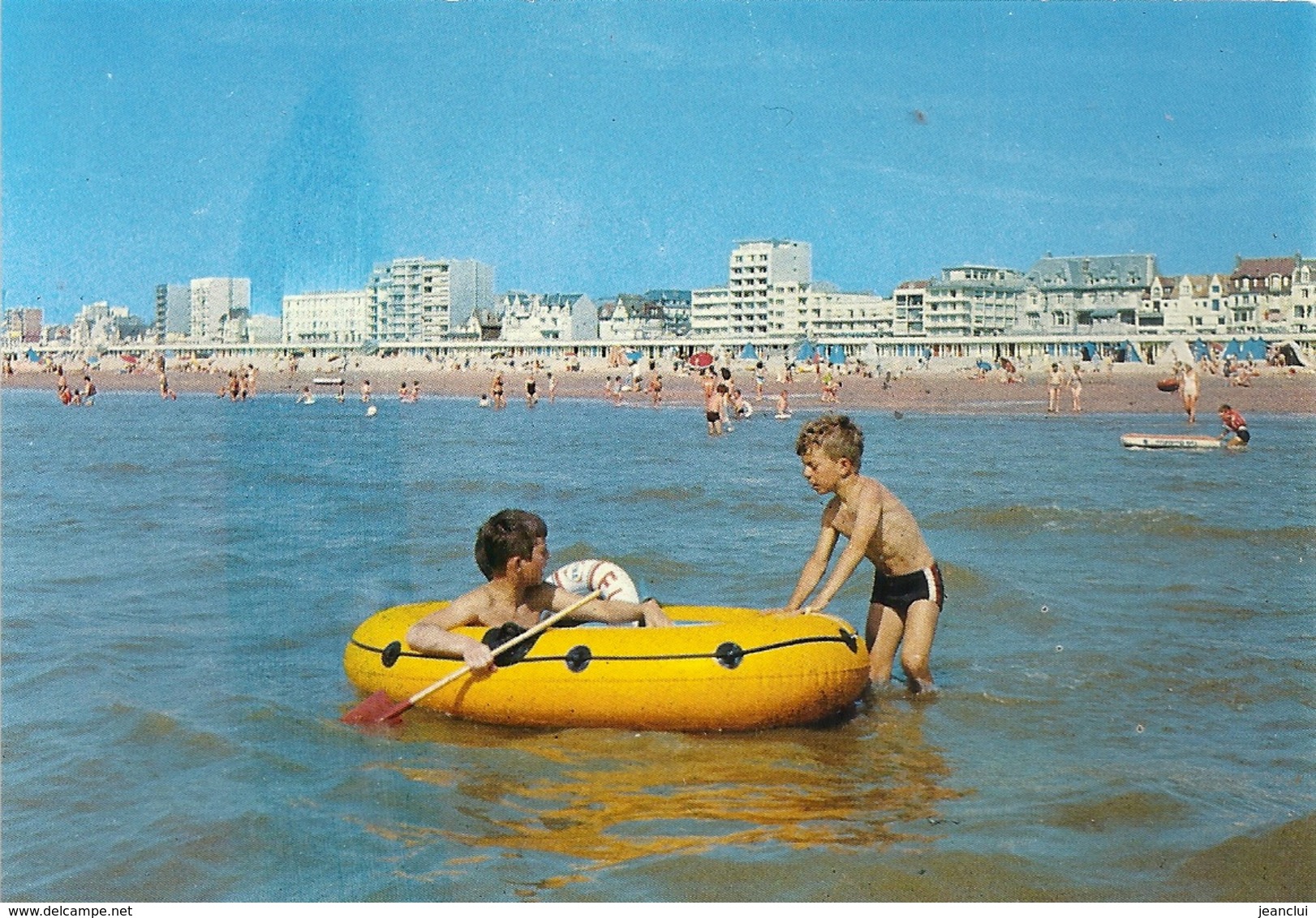 CPM . LE TOUQUET . LA PLAGE + 2 ENFANTS EN BATEAU GONFLABLE . NON ECRITE - Le Touquet