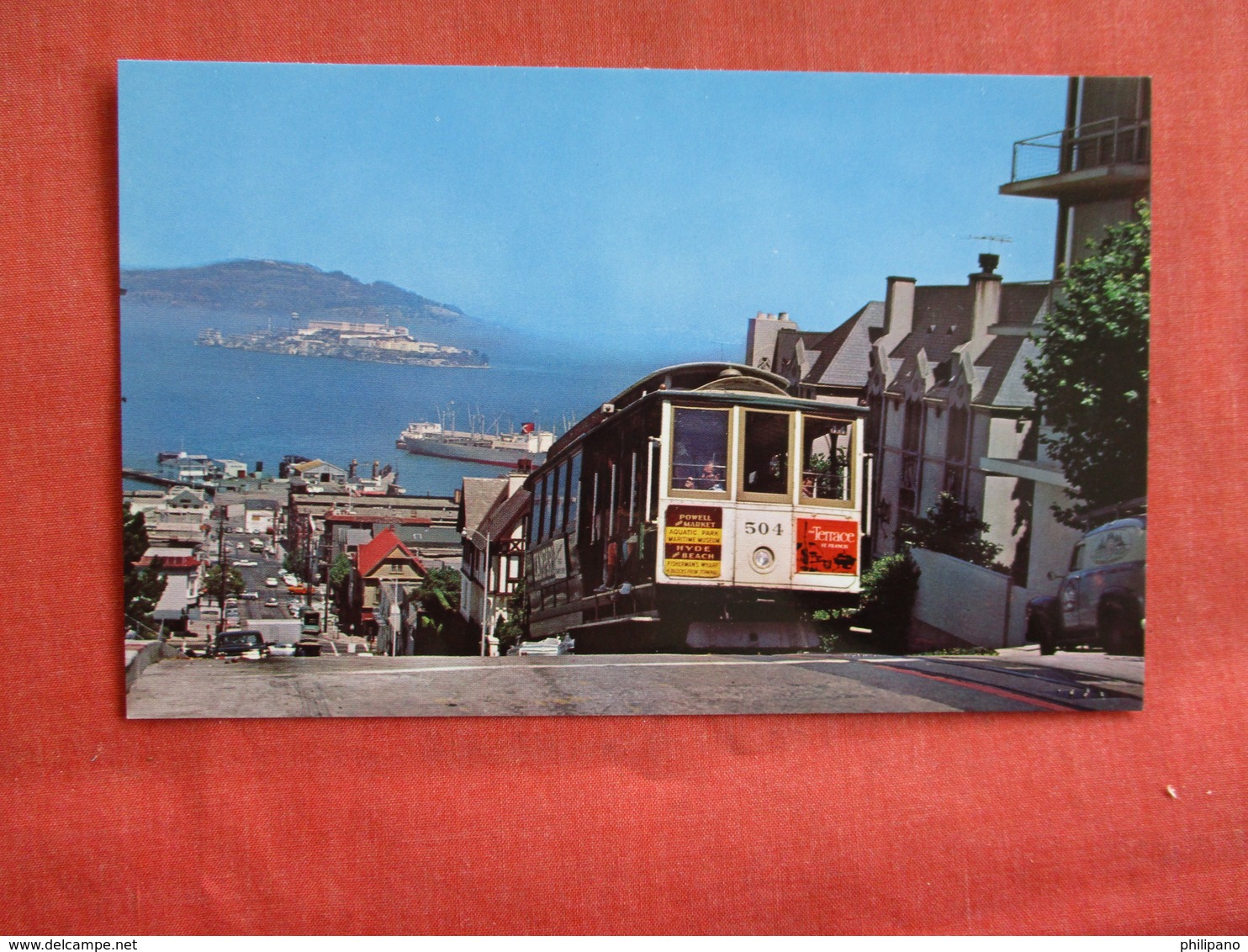 Alcatraz In Distance  Cable Car Hyde Street  California > San Francisco     Ref 2972 - San Francisco