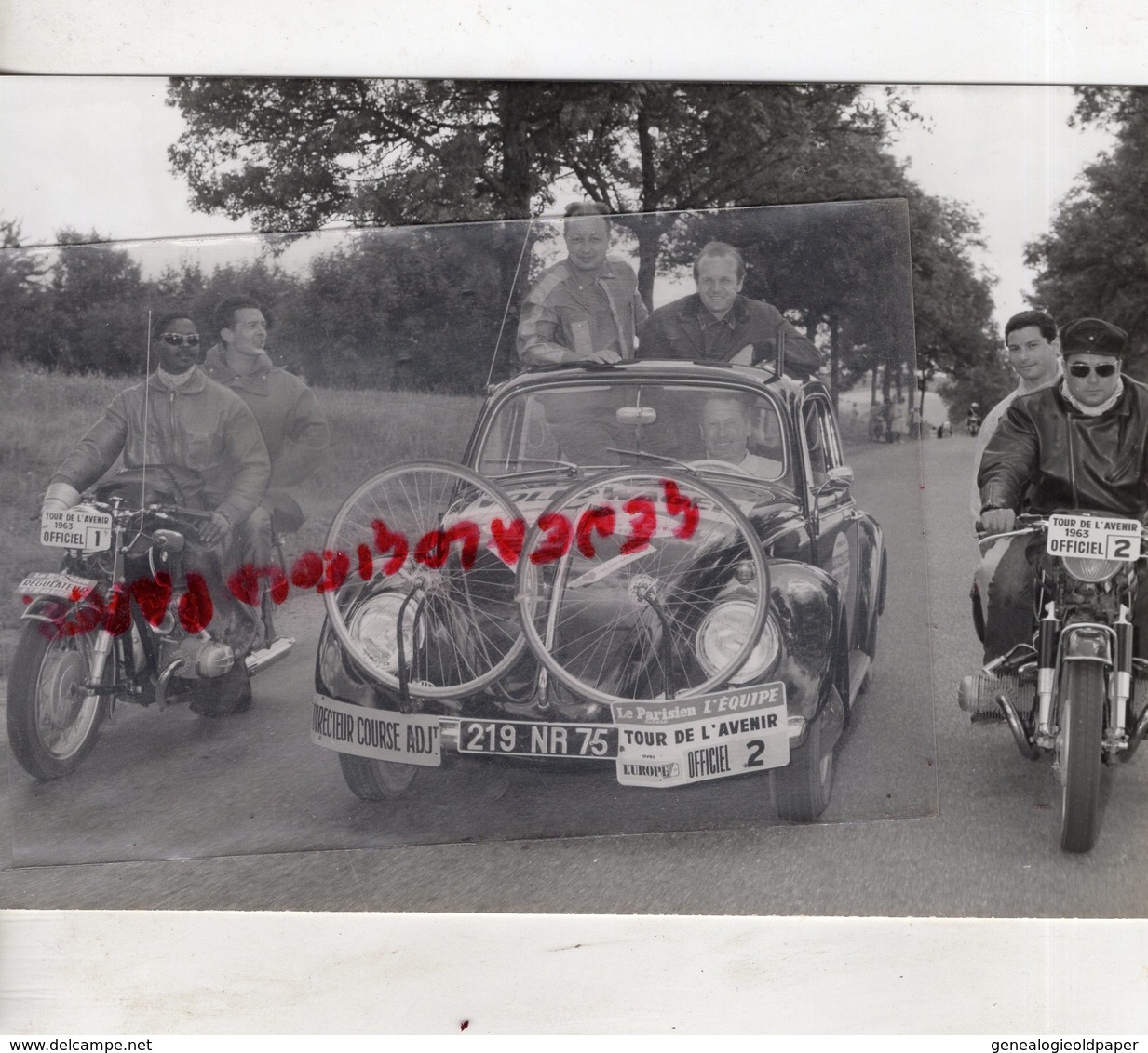 CYCLISME - RARE PHOTO TOUR DE L' AVENIR 1963- VOITURE VOLSWAGEN DIRECTEUR  - MOTO PRESSE L' EQUIPE-LE PARISIEN -EUROPE 1 - Cyclisme