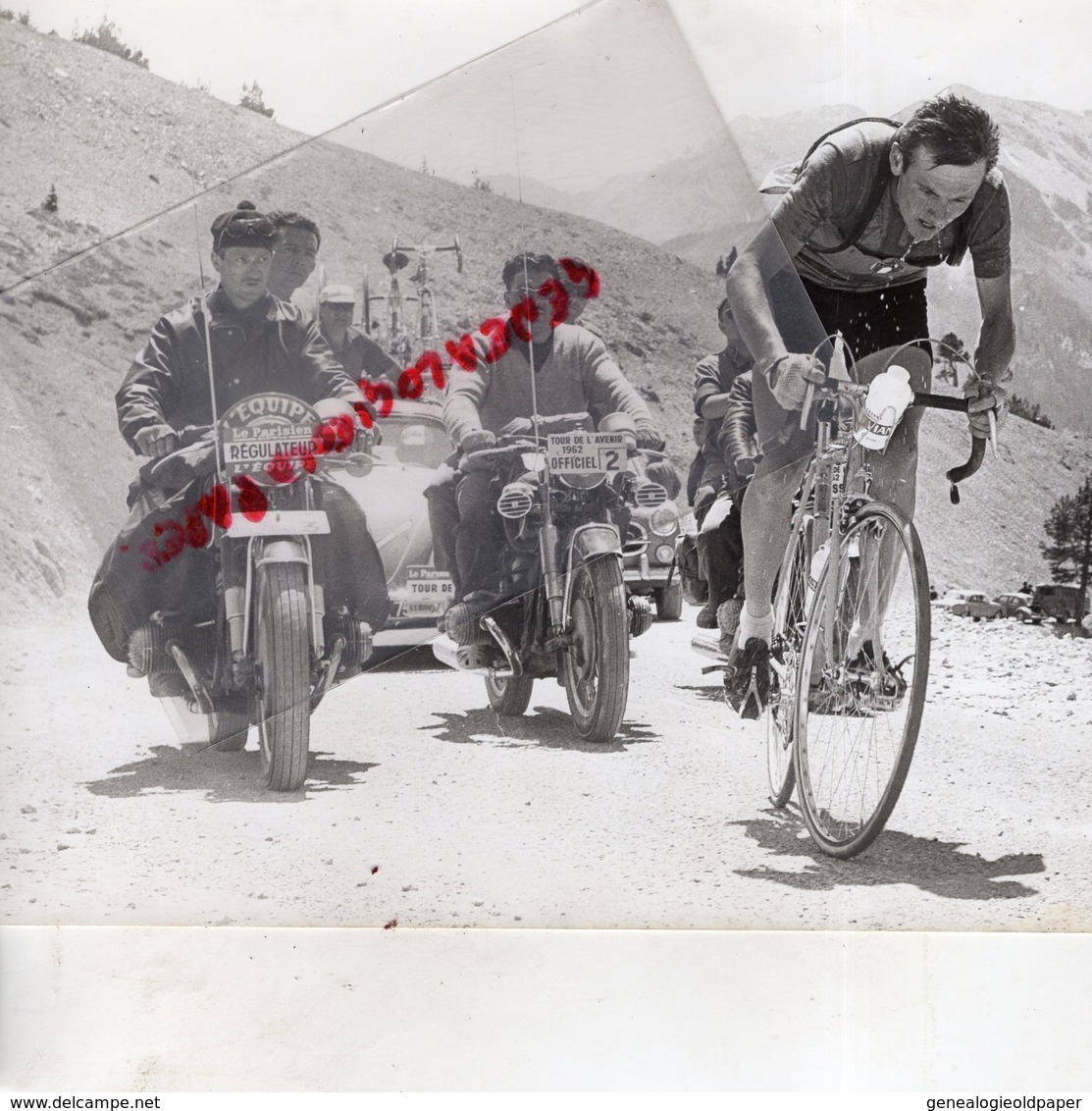 CYCLISME - RARE PHOTO TOUR DE L' AVENIR 1962-  OFFICIEL ET REGULATEUR MOTO PRESSE L' EQUIPE-LE PARISIEN -EUROPE 1 - Cycling