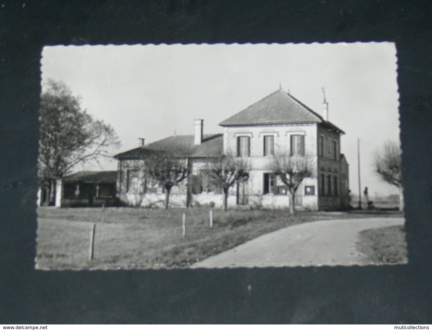 CLION SUR SEUGNE  / ARDT JONZAC  1910   /     ECOLE    ....... - Autres & Non Classés