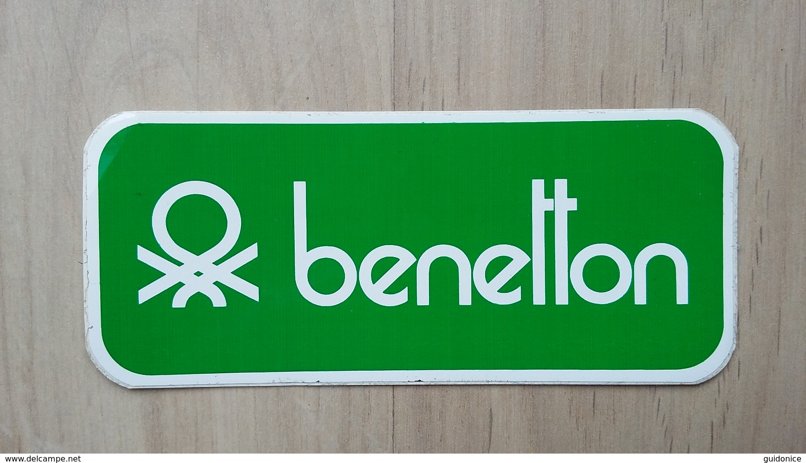 Aufkleber Mit BENETTON-Schriftzug (Kleidung) - Stickers