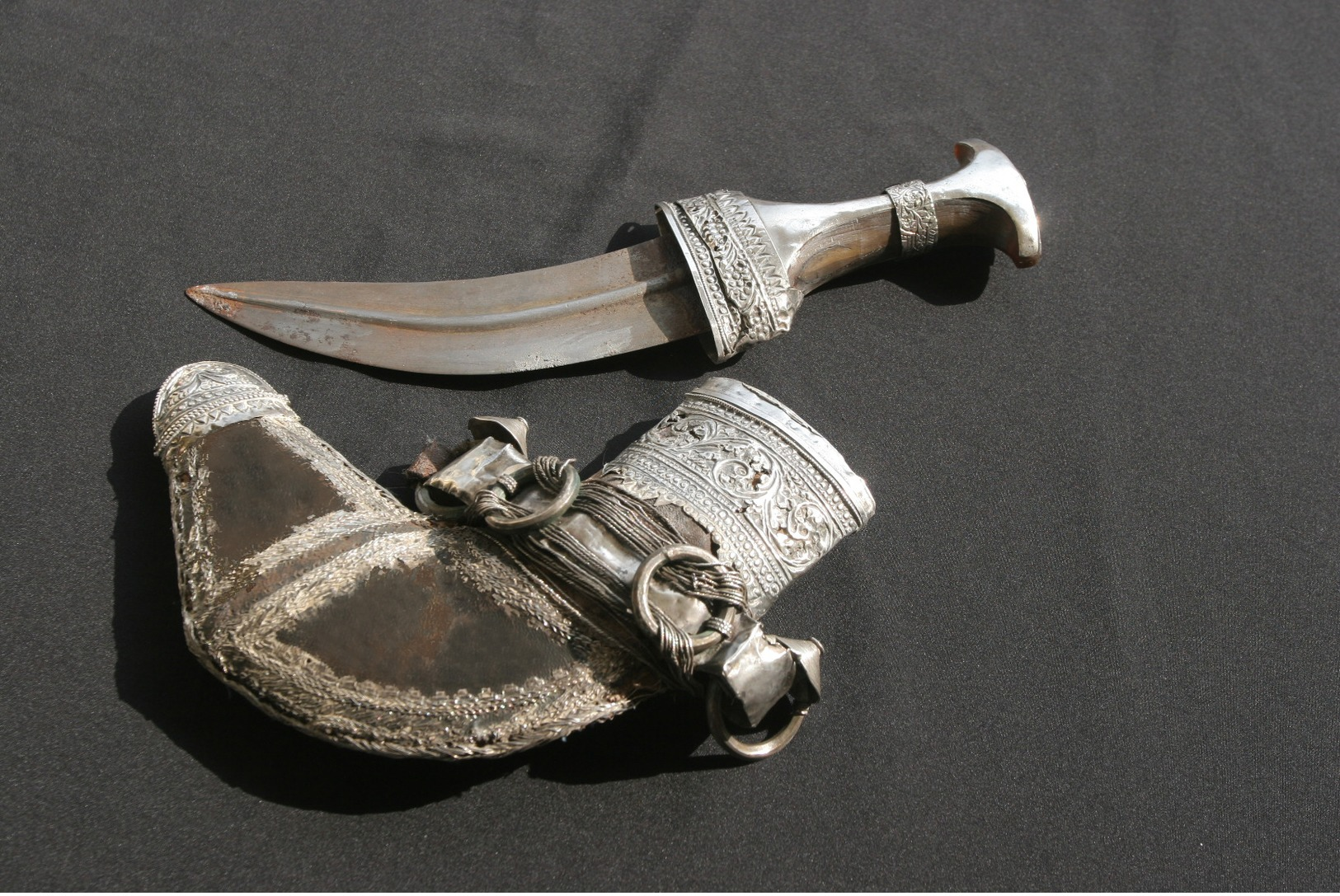 Antiker Silber-Khanjar Aus Oman (beschädigt) - Silverware