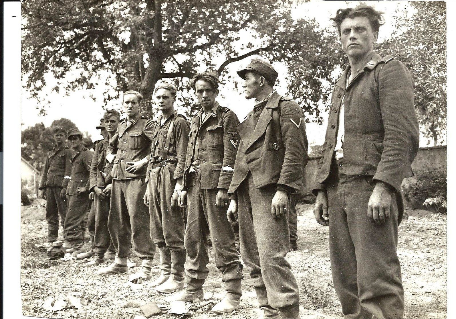 GUERRE 1944 - BRITISH TROOPS At TRUN (Orne) - GERMAN SOLDIERS PRISONERS - Trun