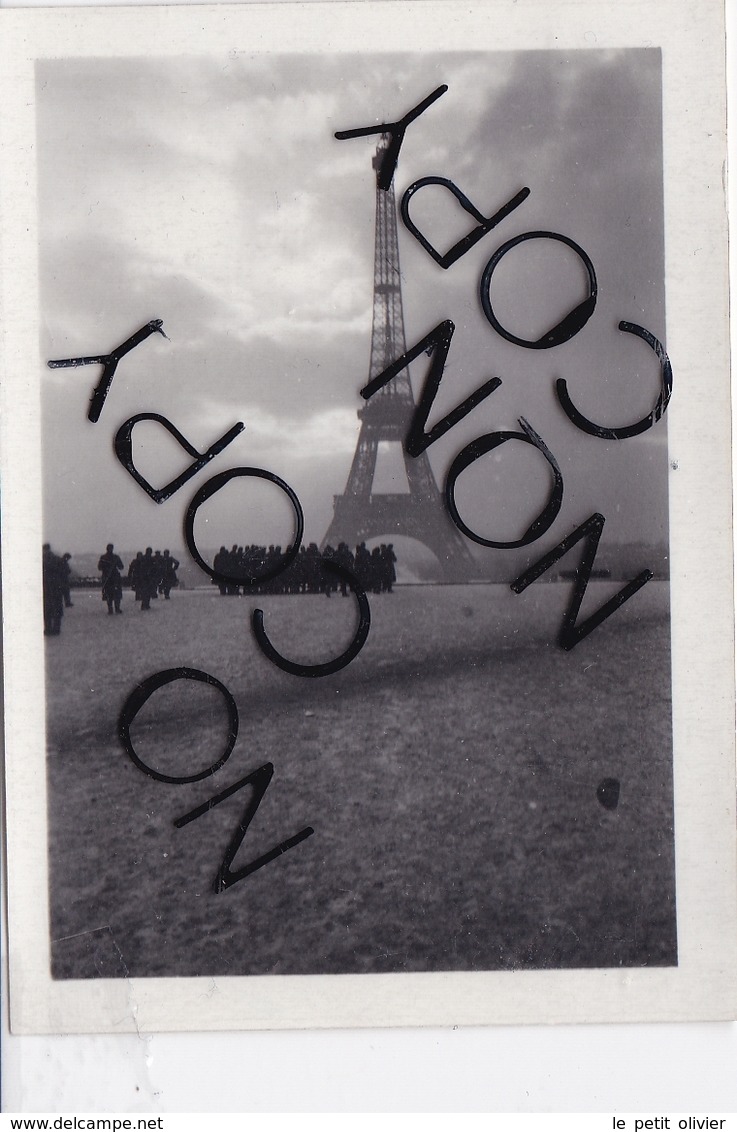 PHOTO ORIGINALE 39 / 45 WW2 WEHRMACHT FRANCE PARIS LES SOLDATS ALLEMANDS ARRIVENT AU PIED DE LA TOUR EIFFEL - Guerre, Militaire