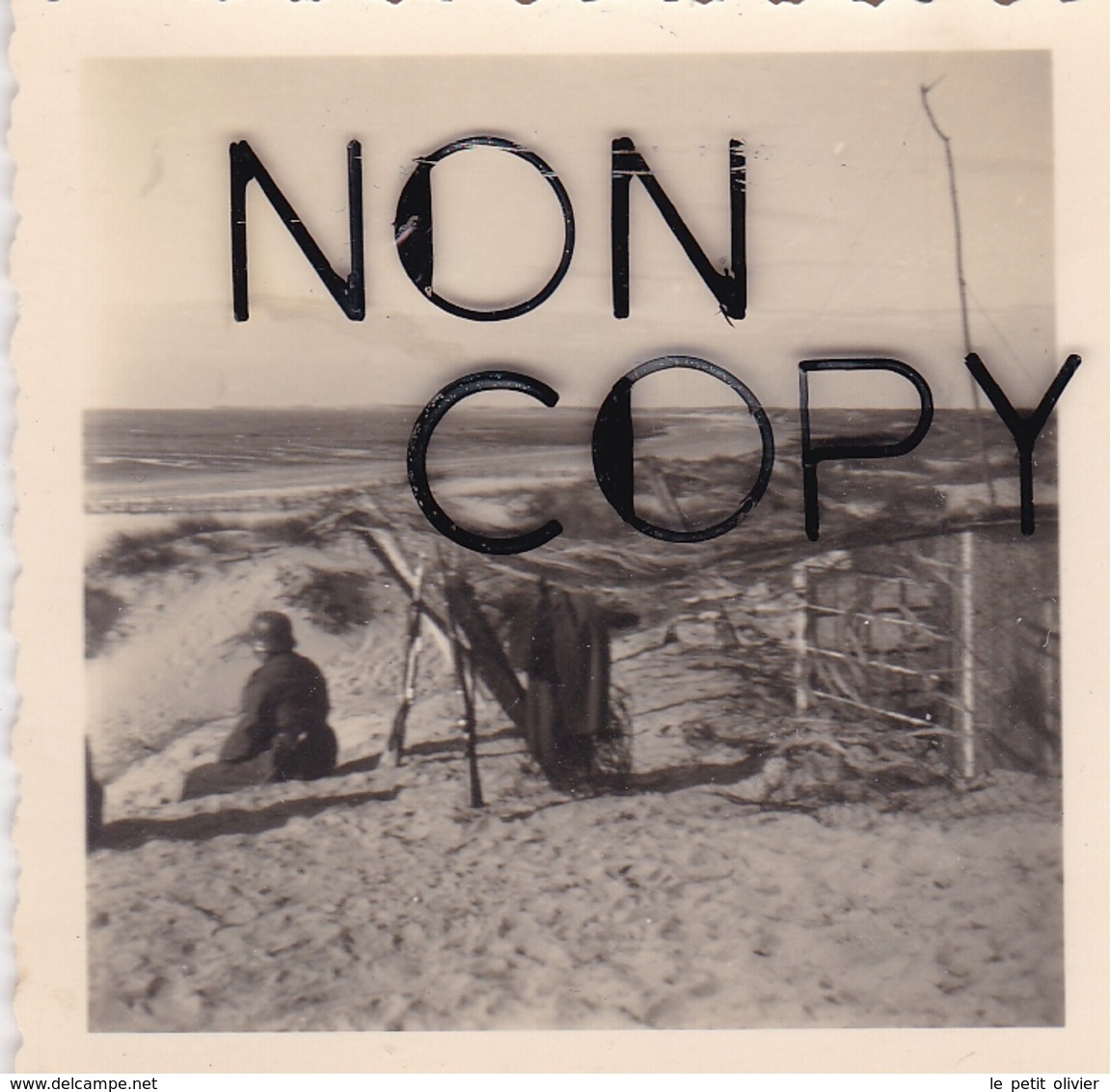 PHOTO ORIGINALE 39 / 45 WW2 WEHRMACHT FRANCE COUTAINVILLE SOLDAT ALLEMAND LA VIGIE SUR LA PLAGE - Guerre, Militaire